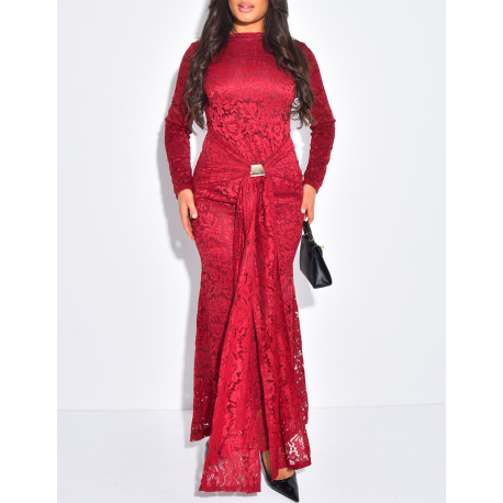 Robe longue en dentelle doublé et empiècement à la taille