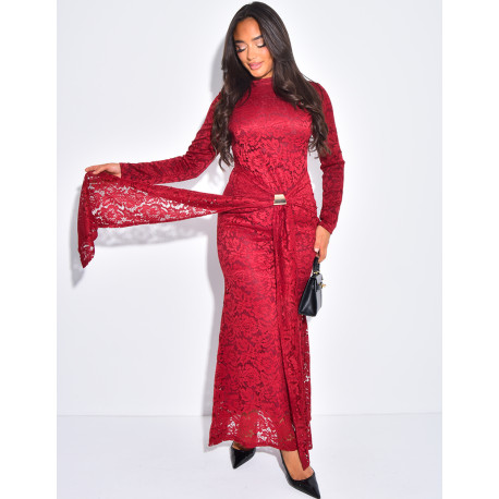 Robe longue en dentelle doublé et empiècement à la taille