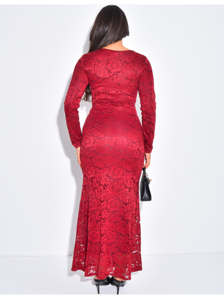 Robe longue en dentelle doublé et empiècement à la taille