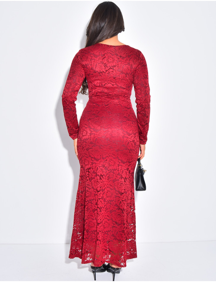Robe longue en dentelle doublé et empiècement à la taille