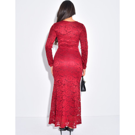 Robe longue en dentelle doublé et empiècement à la taille