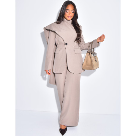 Ensemble de tailleur pantalon droit et blazer effet cape