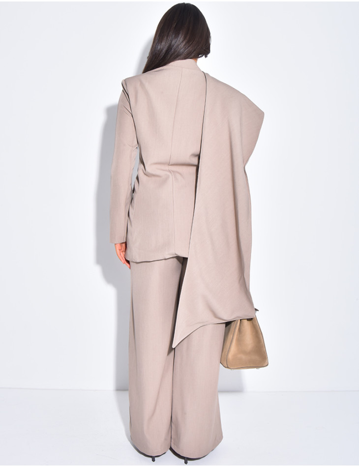 Ensemble de tailleur pantalon droit et blazer effet cape