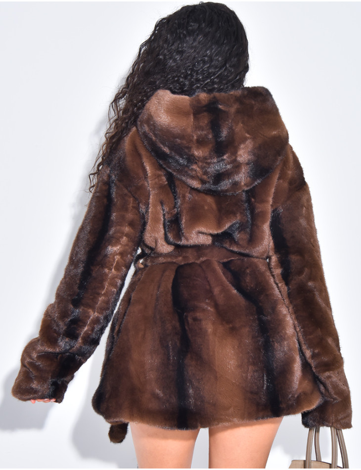 Manteau en fausse fourrure à capuche et ceinture