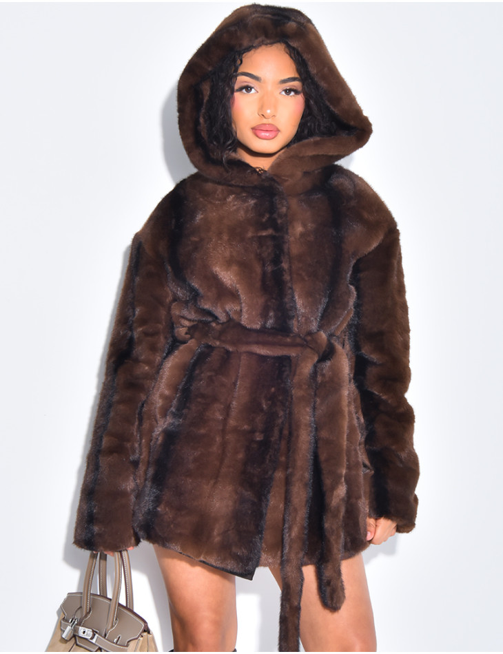 Manteau en fausse fourrure à capuche et ceinture