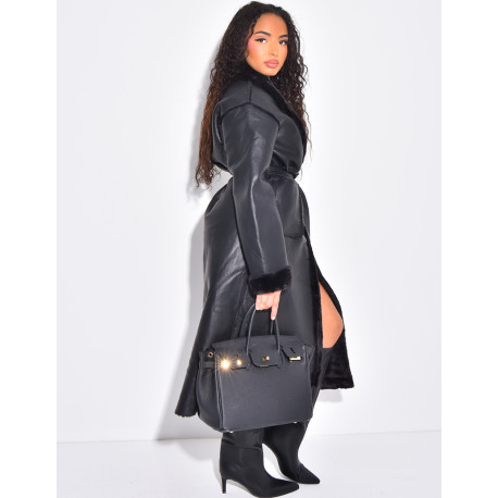 Langer Mantel aus Kunstleder Innenseite mit Fleece gefüttert.