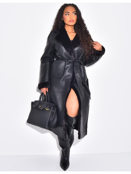 Langer Mantel aus Kunstleder Innenseite mit Fleece gefüttert.