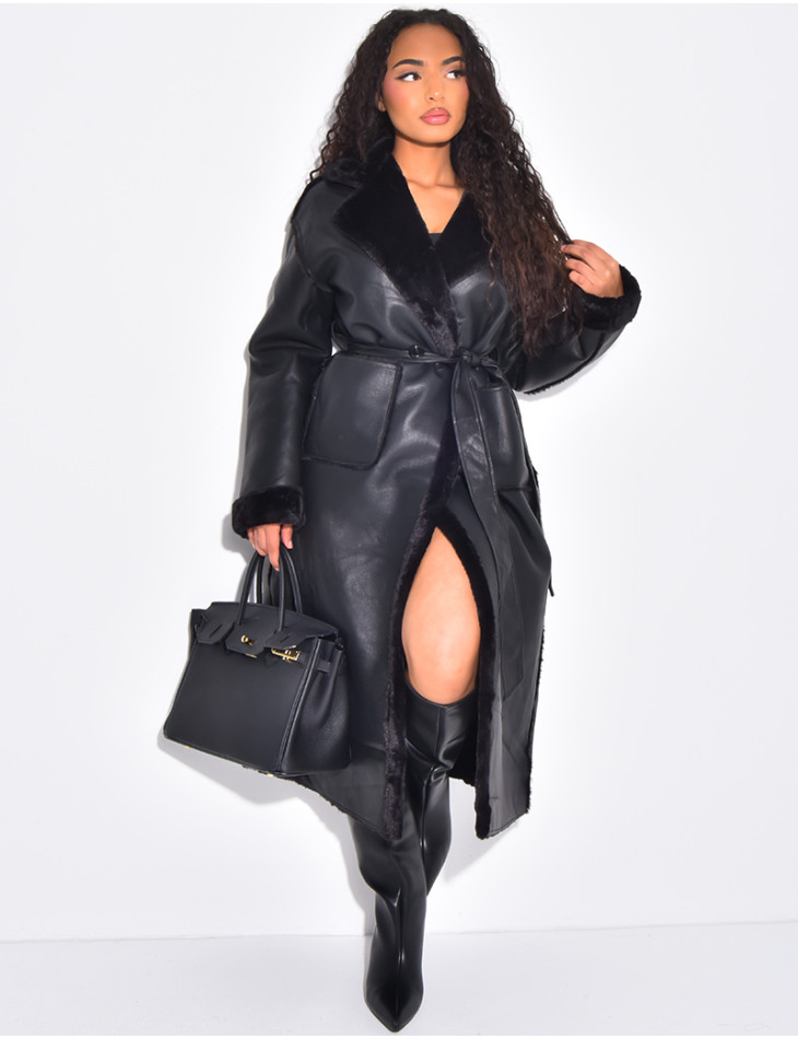 Langer Mantel aus Kunstleder Innenseite mit Fleece gefüttert.