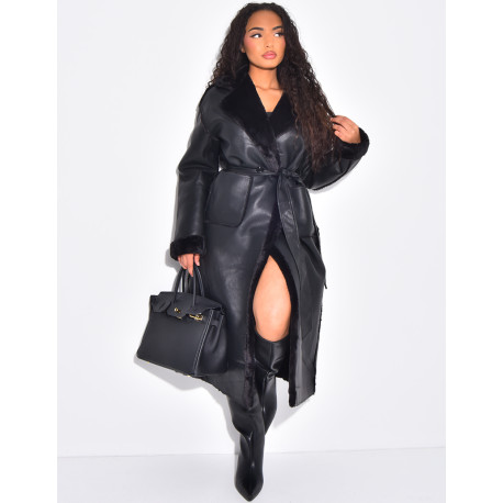 Langer Mantel aus Kunstleder Innenseite mit Fleece gefüttert.