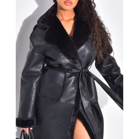 Langer Mantel aus Kunstleder Innenseite mit Fleece gefüttert.