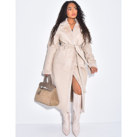 Langer Mantel aus Kunstleder Innenseite mit Fleece gefüttert.