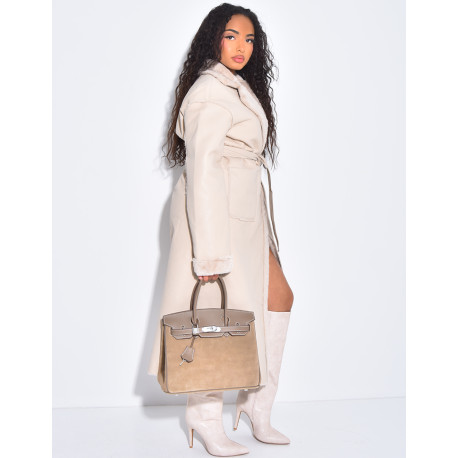 Langer Mantel aus Kunstleder Innenseite mit Fleece gefüttert.