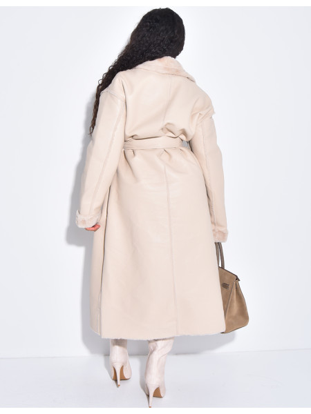 Langer Mantel aus Kunstleder Innenseite mit Fleece gefüttert.