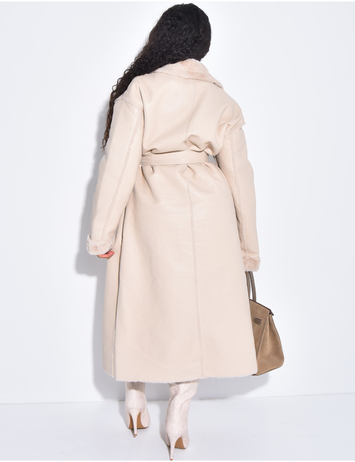 Langer Mantel aus Kunstleder Innenseite mit Fleece gefüttert.