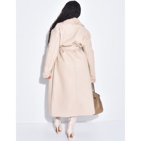 Langer Mantel aus Kunstleder Innenseite mit Fleece gefüttert.