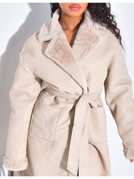 Langer Mantel aus Kunstleder Innenseite mit Fleece gefüttert.