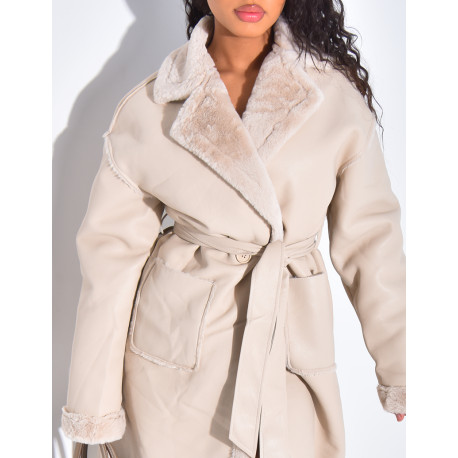 Langer Mantel aus Kunstleder Innenseite mit Fleece gefüttert.