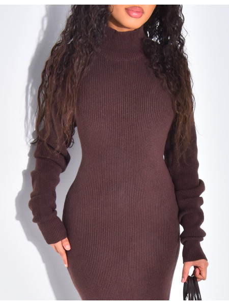 Sehr langes, figurbetontes, geripptes Kleid mit Schulterpolstern