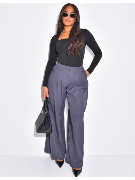 Straight-cut, high-waisted trousers with pleats