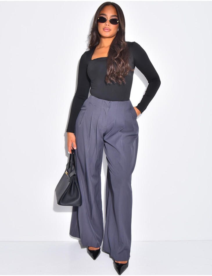 Straight-cut, high-waisted trousers with pleats