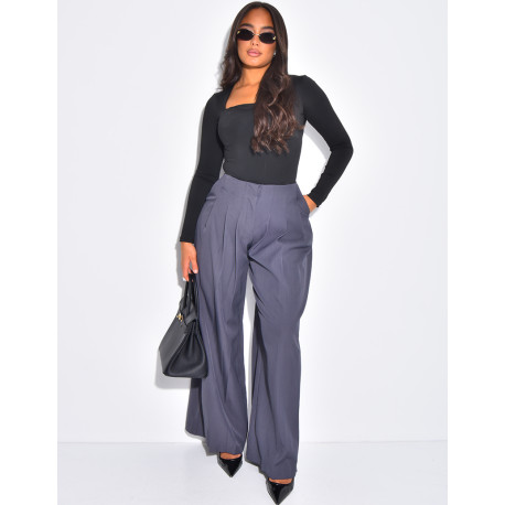 Straight-cut, high-waisted trousers with pleats