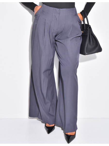 Straight-cut, high-waisted trousers with pleats