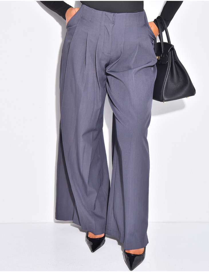 Straight-cut, high-waisted trousers with pleats