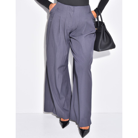 Straight-cut, high-waisted trousers with pleats