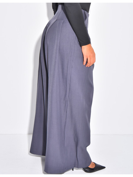 Straight-cut, high-waisted trousers with pleats