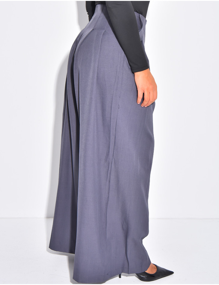 Straight-cut, high-waisted trousers with pleats