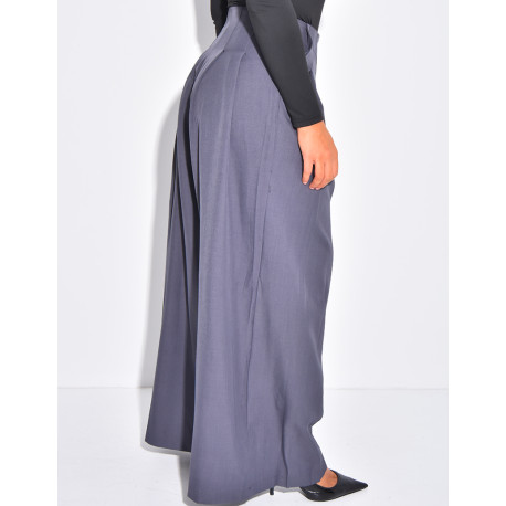 Straight-cut, high-waisted trousers with pleats