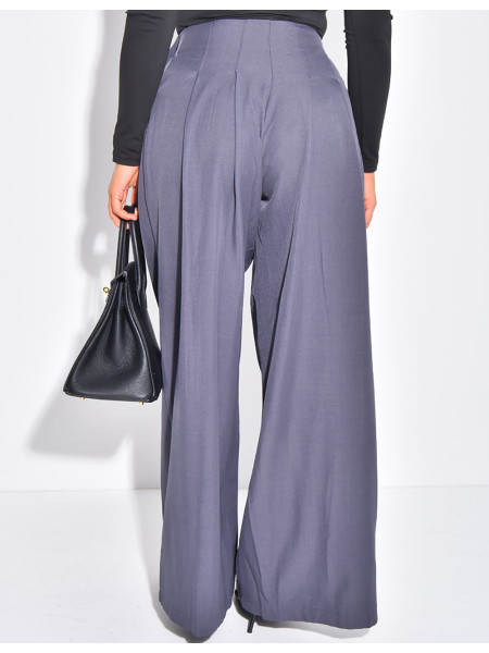 Straight-cut, high-waisted trousers with pleats