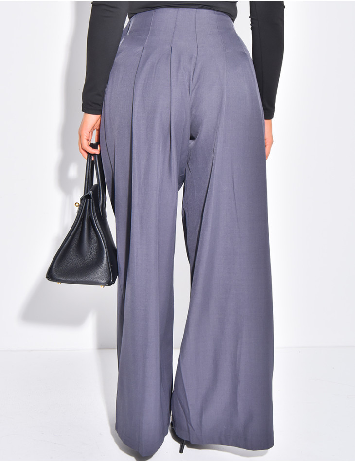Straight-cut, high-waisted trousers with pleats