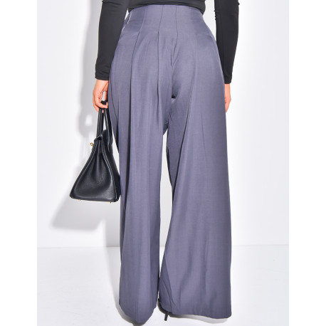 Straight-cut, high-waisted trousers with pleats