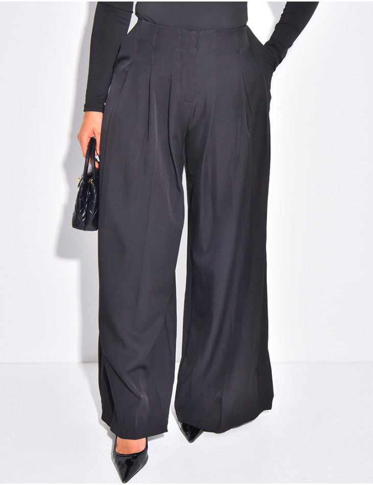 Straight-cut, high-waisted trousers with pleats