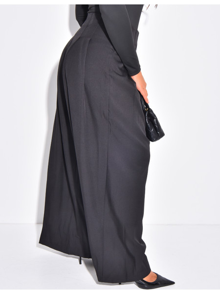 Straight-cut, high-waisted trousers with pleats