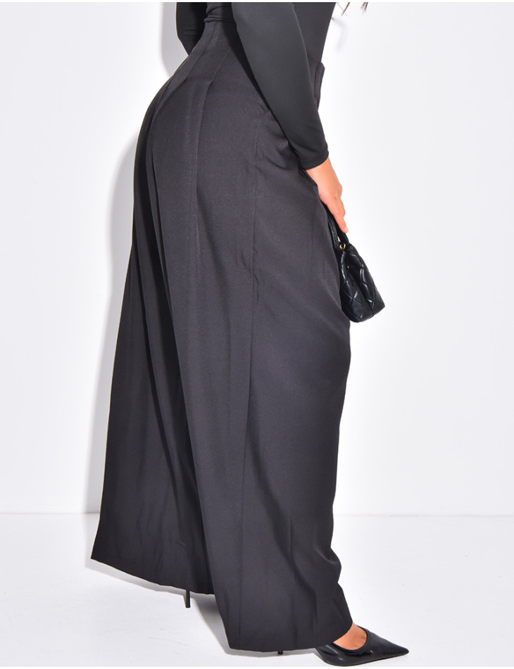 Straight-cut, high-waisted trousers with pleats