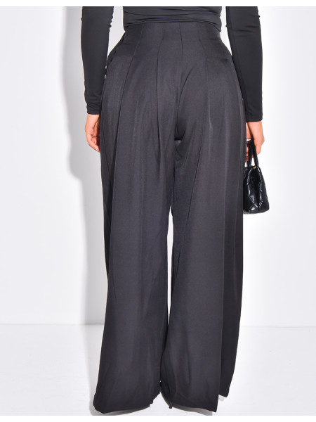 Straight-cut, high-waisted trousers with pleats