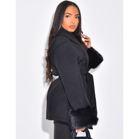 Manteau court cache-coeur à fourrure sur les manches