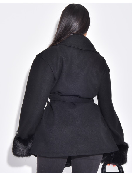 Manteau court cache-coeur à fourrure sur les manches