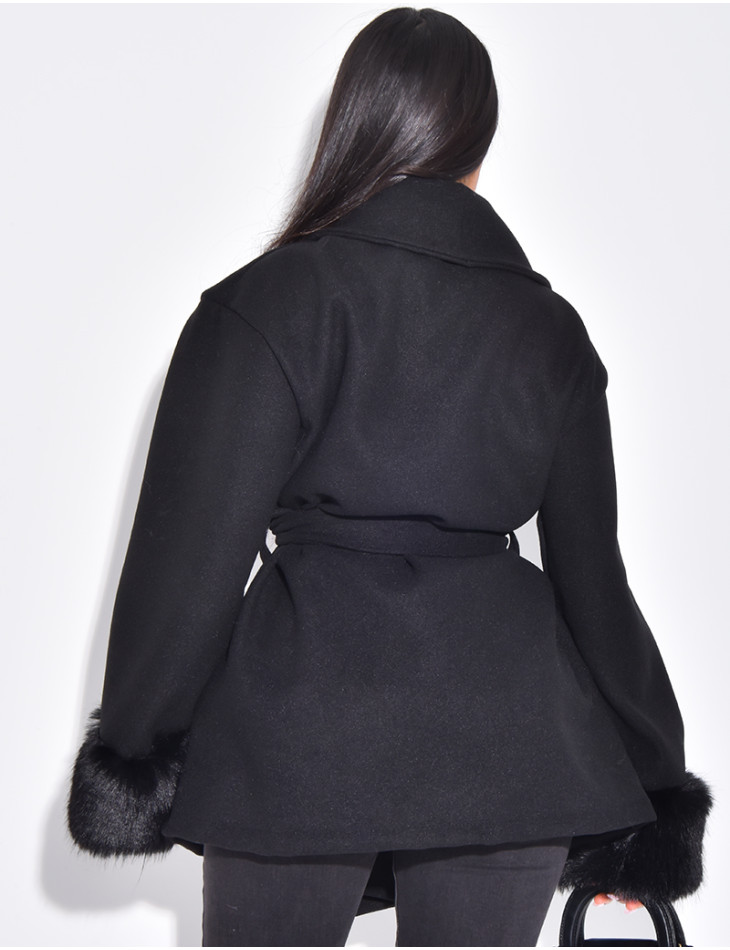 Manteau court cache-coeur à fourrure sur les manches