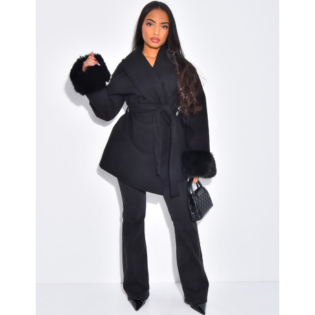 Manteau court cache-coeur à fourrure sur les manches