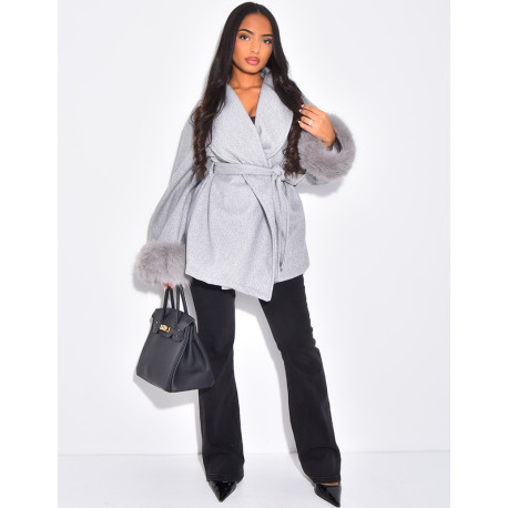 Kurzer Wickelmantel mit Pelzbesatz an den Ärmeln