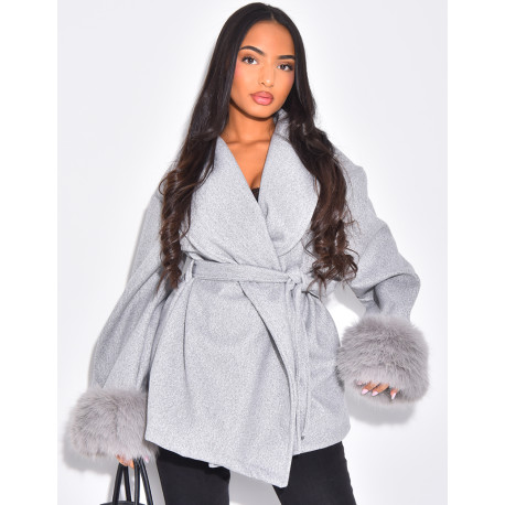Kurzer Wickelmantel mit Pelzbesatz an den Ärmeln
