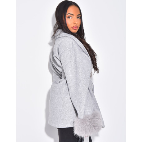 Kurzer Wickelmantel mit Pelzbesatz an den Ärmeln
