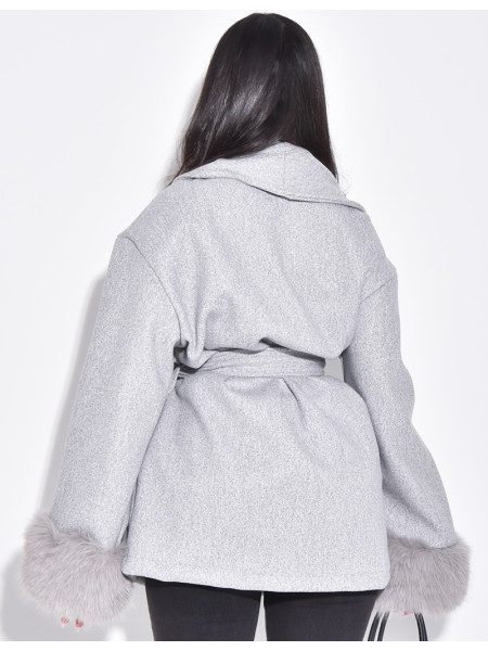 Kurzer Wickelmantel mit Pelzbesatz an den Ärmeln