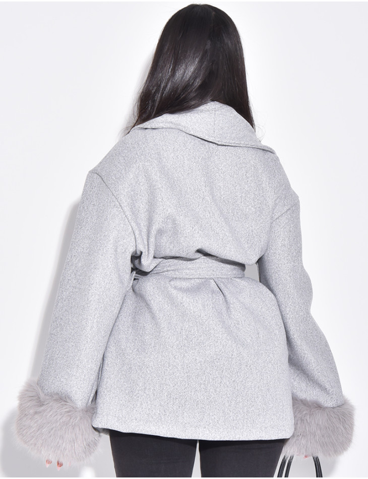 Kurzer Wickelmantel mit Pelzbesatz an den Ärmeln