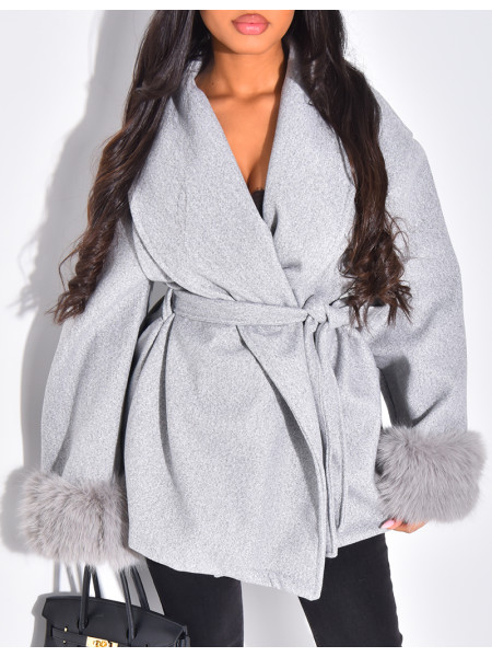 Kurzer Wickelmantel mit Pelzbesatz an den Ärmeln