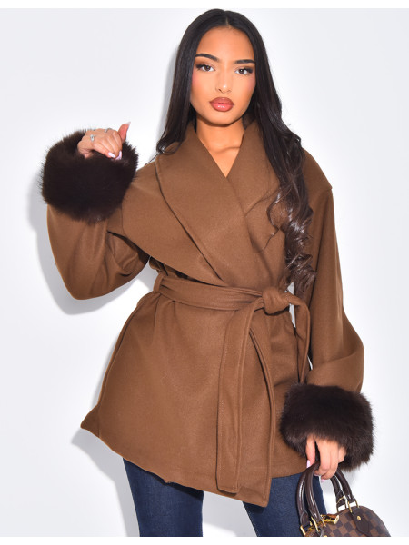 Manteau court cache-coeur à fourrure sur les manches