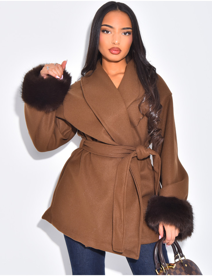 Manteau court cache-coeur à fourrure sur les manches